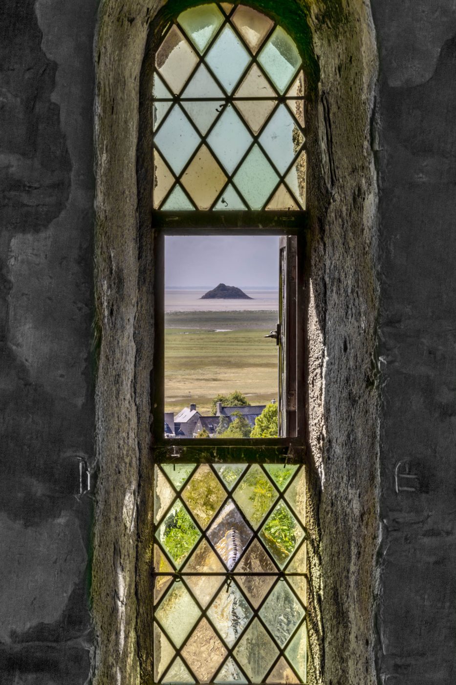 La baie vue d’une fenêtre du prieuré